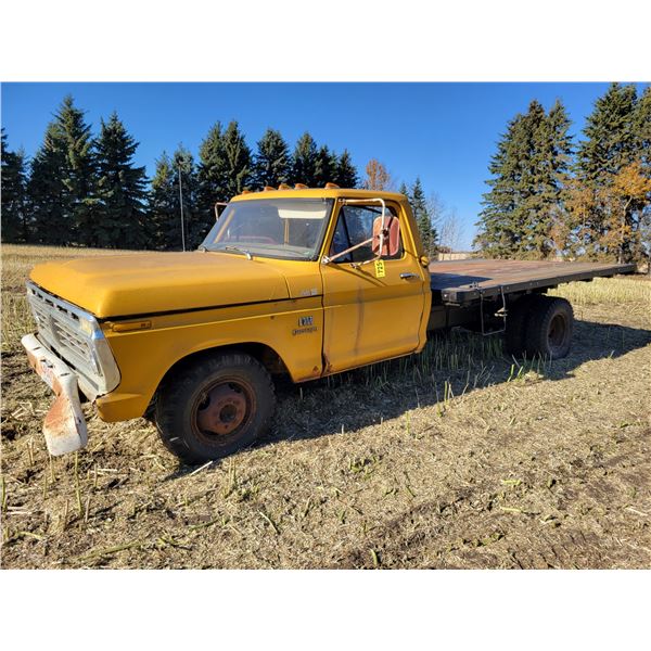 Yellow Ford 1975, 1 ton, #F37MCX12057, 390 V8 standard, c/w 12' deck & hoist, Runs, needs fresh gas