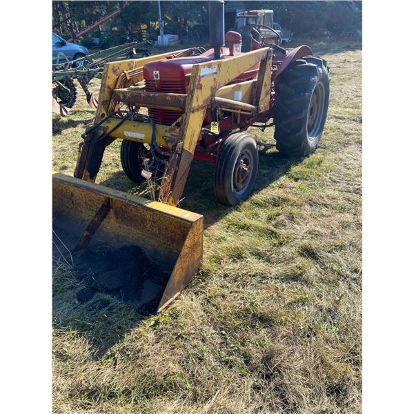 IH W-4 Restored c/w Eeze-on Loader, tires are as new, dual hyds, should run