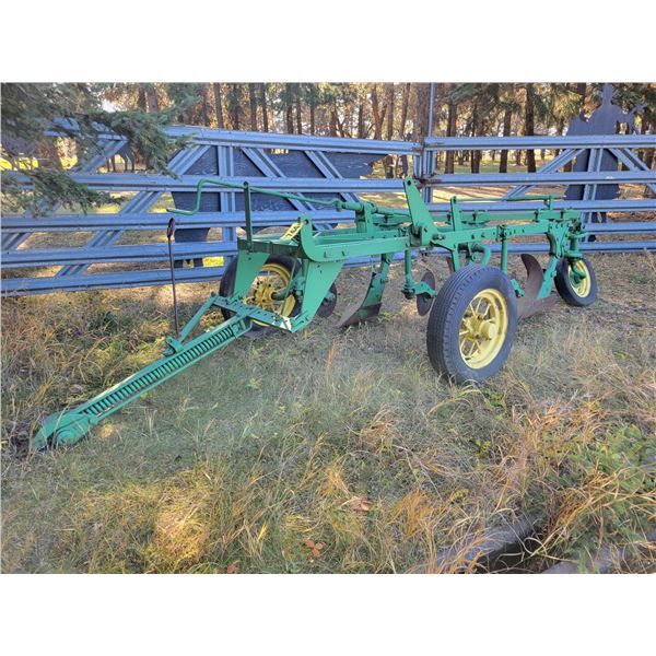 JD 4 btm plow, hyd. Lift