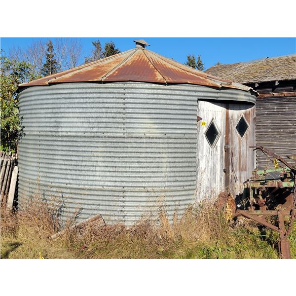 3-Ring bin c/w double doors, good shape