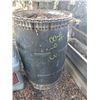 Image 5 : 2- Planters, feeder, barrel