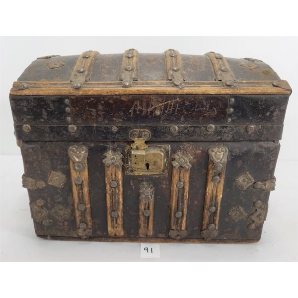 SMALL DOME TOP TRUNK 