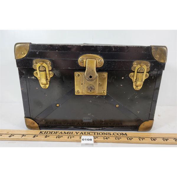 CHILD'S FLAT TOP STEAMER TRUNK