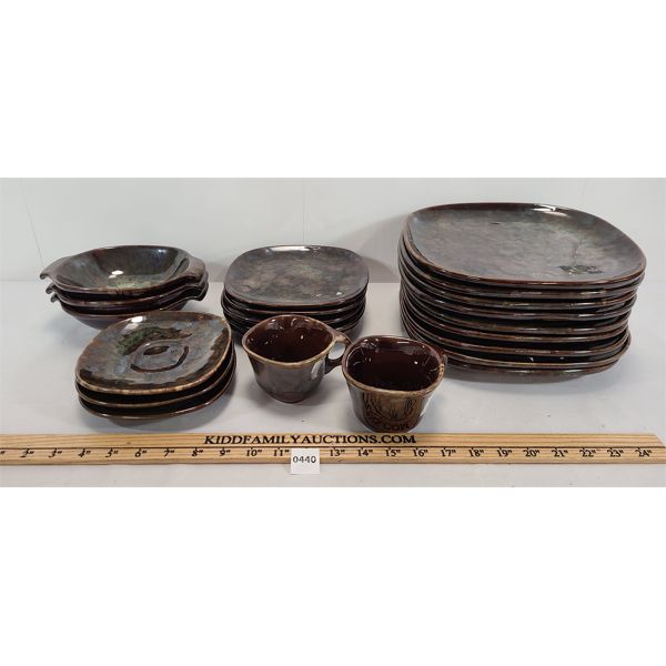 LOT OF 22 - QUEBEC BEAUCE DINNER SET  