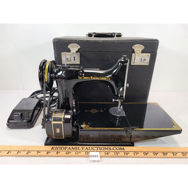 SINGER FEATHERWEIGHT SEWING MACHINE