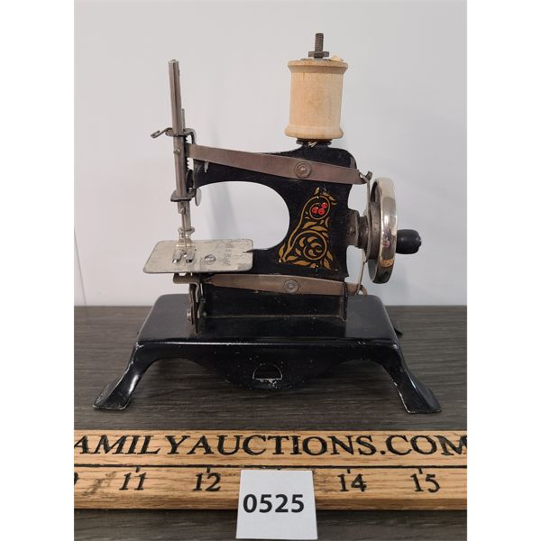 CHILDRENS MINIATURE HAND CRANK SEWING MACHINE 