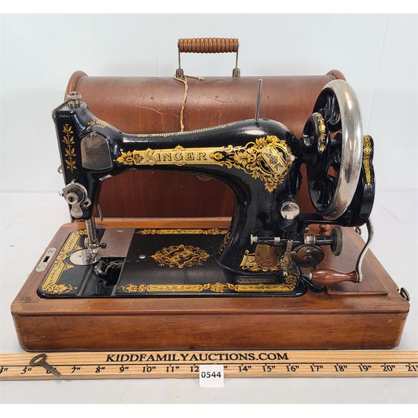 SINGER SEWING MACHINE W/ CASE & KEY