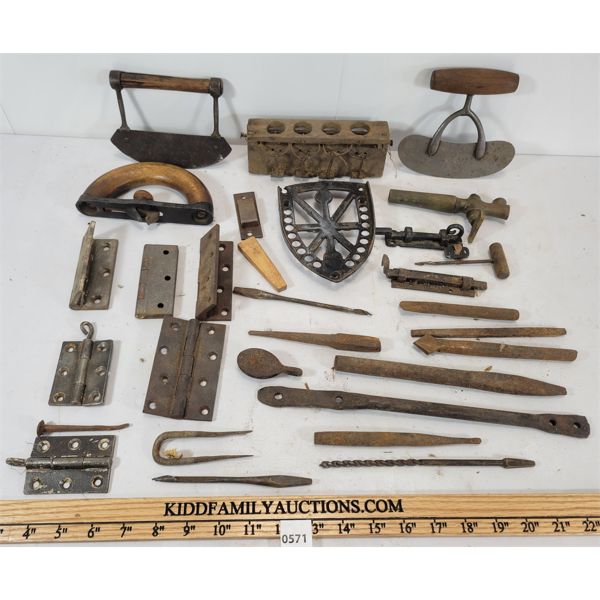 JOB LOT - SKINNING KNIVES, HINGES, TRIVET & SPIGOT, ETC. 