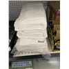 Image 1 : Amazon Basics 30"x54" Towels White