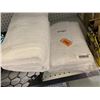 Image 2 : Amazon Basics 30"x54" Towels White