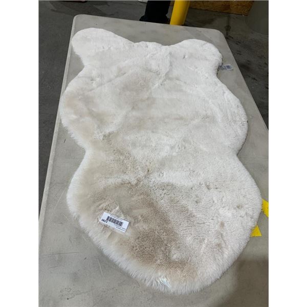 Mon Chateau Luxury Collection Ivory Faux Rur Rug