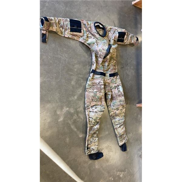 AS NEW HUNTING SURVIVAL SUIT SIZE XL