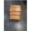 Image 2 : 3 PIECE NESTING OAK END TABLES