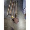 Image 3 : BUNDLE OF GARDEN TOOLS