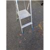 Image 2 : ALUMINUM PAINTER STEP LADDER