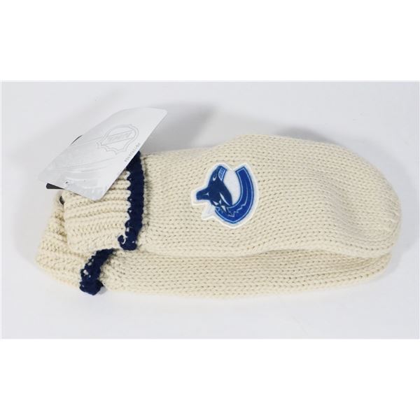 NEW NHL VANCOUVER CANUCKS LADIES MITTENS