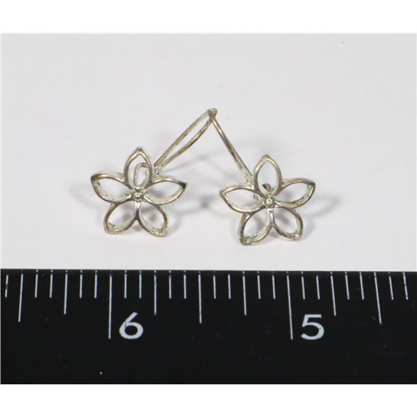 SILVER TONE FLOWER DESIGN EARRINGS