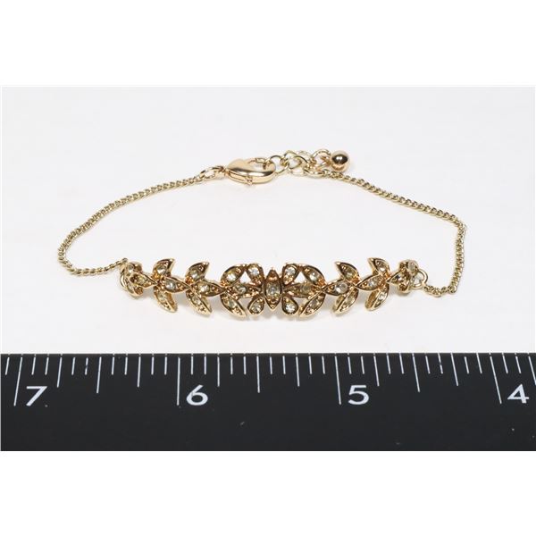 GOLD TONE LEAF DESIGN BRACELET HAS CLEAR