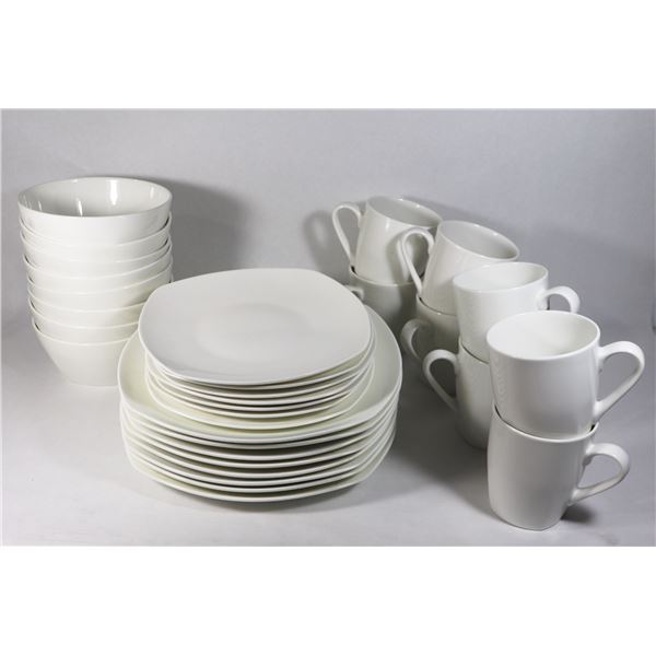 STORE RETURN ROSCHER BONE CHINA SET