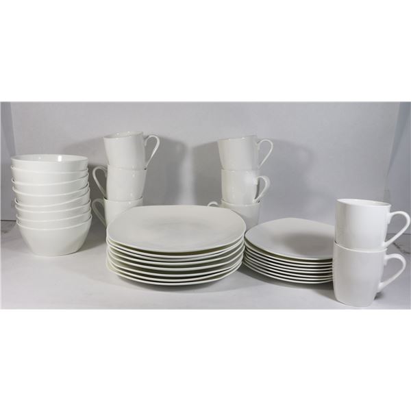 STORE RETURN ROSCHER BONE CHINA SET