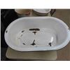 Image 2 : 2 Enamel Basins , 1 Pot