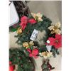 Image 4 : Christmas Décor ;3 Wreaths, Mini Lights, plus more