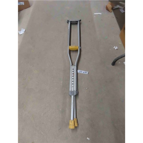 1 Pair of Aluminum Crutches