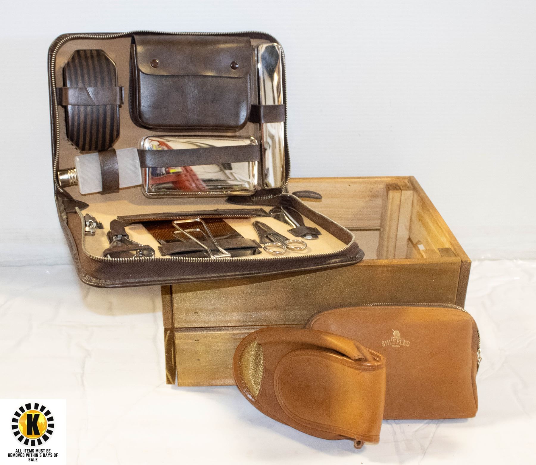 PAIR OF MENS TRAVEL SLIPPERS IN CASE + MENS