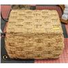 Image 1 : SHOWHOME LARGE 2FT CROSS HATCH RATTAN BLANKET