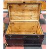 Image 2 : ANTIQUE SHIPPING TRUNK WITH METAL HARDWARE