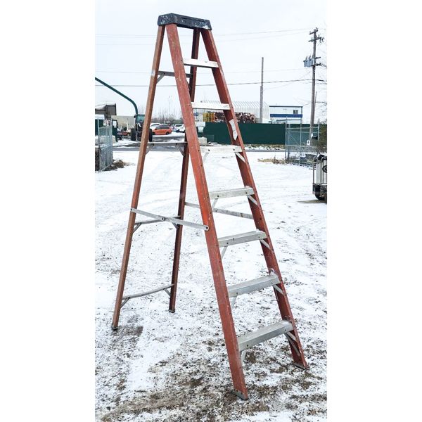 8FT STEP LADDER, LOAD RANGE 250LBS