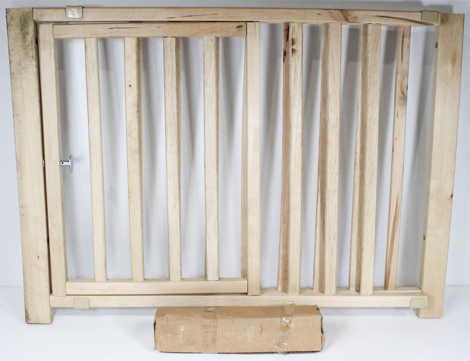USED WOOD GATE FOR SMALL ANIMALS