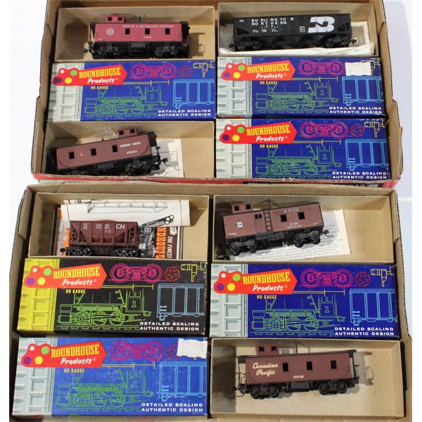 2 TRAYS HO SCALE MODEL RAILWAY CARS