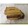 Image 2 : Mizun ball glove nice condition
