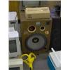 Image 1 : 2 LARGE HOUSE SPEAKERS