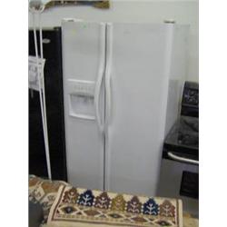 FRIGIDAIRE DOUBLE DOOR FRIDGE W/ ICE & WATER (DAMAGED)