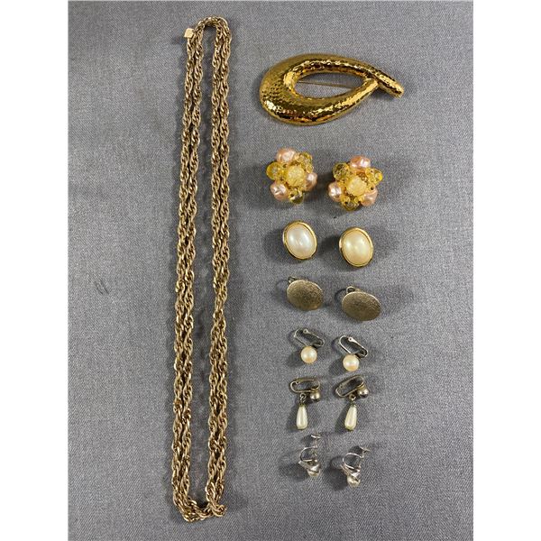 7 Signed Vtg Jewelry Lot: Sarah Cov 45" Chain Necklace, Monet Hammared Brooch, 5 Clip Ons Coro etc