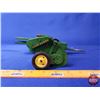 Image 15 : John Deere Farm Toys (3): Tractor (1); Squarebaler (1);  Wagon (1) (Scale 1:16) (SEE PICS!)
