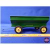 Image 19 : John Deere Farm Toys (3): Tractor (1); Squarebaler (1);  Wagon (1) (Scale 1:16) (SEE PICS!)