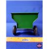 Image 21 : John Deere Farm Toys (3): Tractor (1); Squarebaler (1);  Wagon (1) (Scale 1:16) (SEE PICS!)