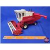 Image 2 : International Hydrostatic 915 Combine (Scale 1:24) (ERTL) (Note: Header platform auger broken on lef