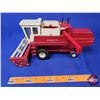 Image 3 : International Hydrostatic 915 Combine (Scale 1:24) (ERTL) (Note: Header platform auger broken on lef