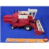 Image 6 : International Hydrostatic 915 Combine (Scale 1:24) (ERTL) (Note: Header platform auger broken on lef