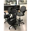 Image 2 : GROUP OF 4 ASSORTED OFFICE CHAIRS