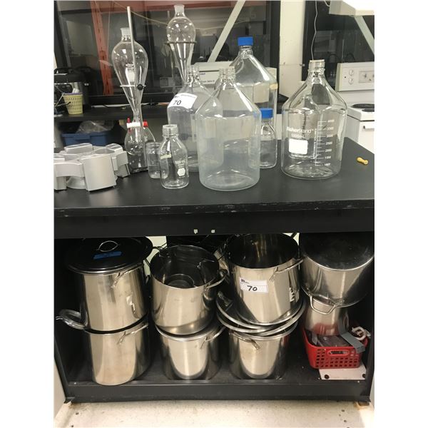 LARGE GROUP OF GLASS BEAKERS, STAINLESS STEEL COOKING POTS, PLASTIC JARS, ETC