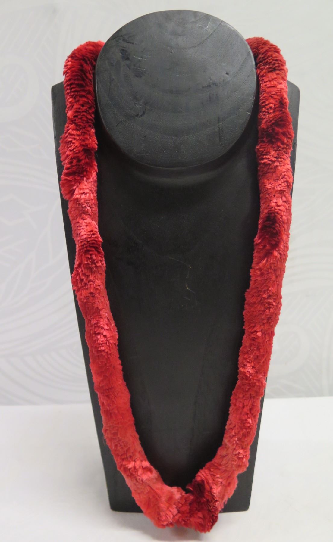 Red Ribbon Lei w/ Tie Close 34