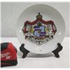 Image 2 : Hawaiian Crest Plate w/ King & Queen Coronation Info 8" dia (stand not included)