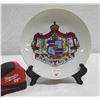 Image 2 : Hawaiian Crest Plate w/ King & Queen Coronation Info 8" dia (stand not included)