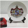 Image 2 : Hawaiian Crest Plate w/ King & Queen Coronation Info 8" dia (stand not included)