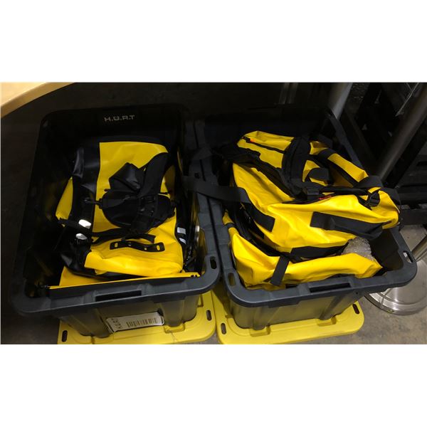 Group of approx. 13 various coloured duffle/dy bags